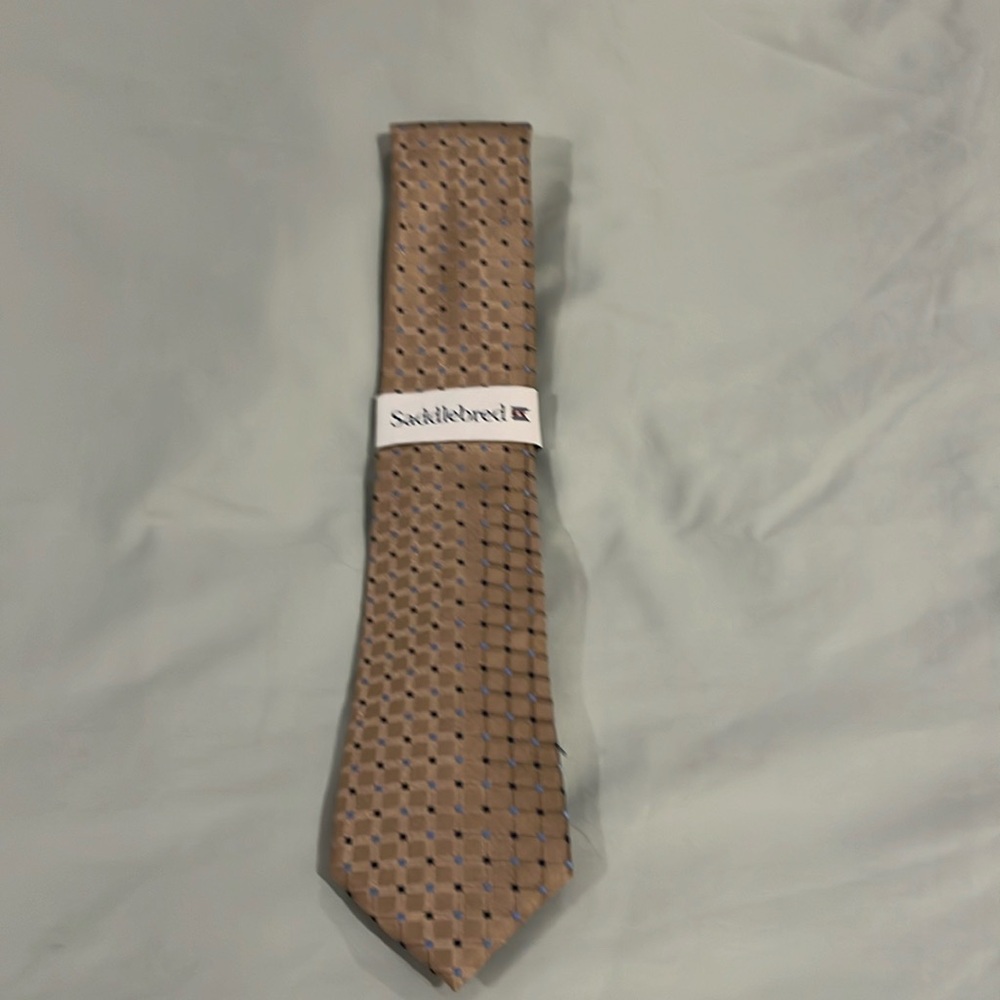 New with tags Saddlebred tie, tan with design